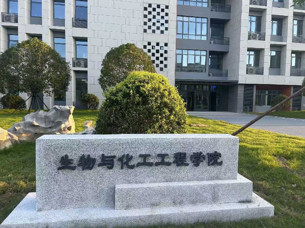 玛多县扬州职业大学体育场高杆灯项目